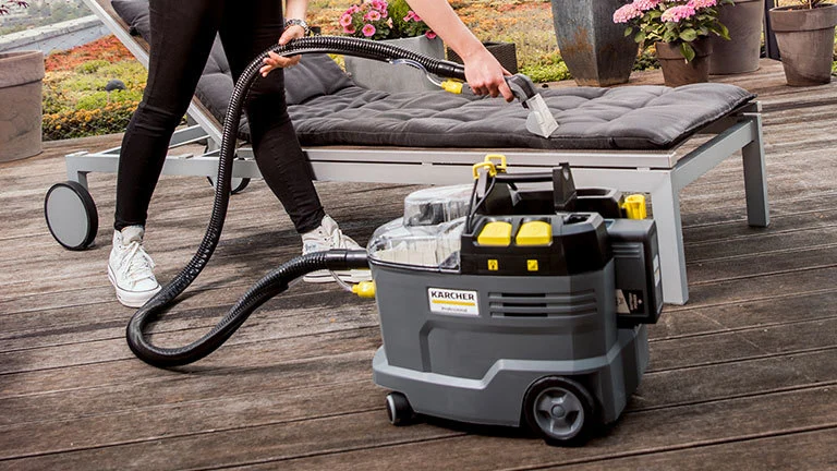 Zbliżenie na odkurzacz piorący w akcji.