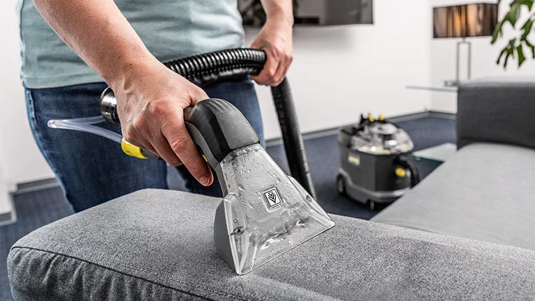 Nowoczesna, czysta kanapa w salonie.