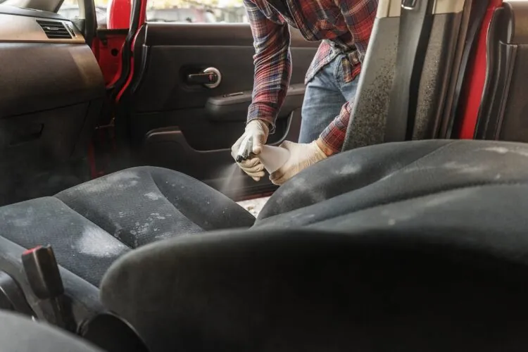 Wnętrze samochodu przygotowane do czyszczenia.