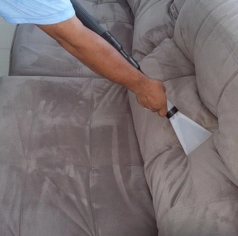 Profesjonalne pranie kanapy w salonie